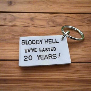 Bloody Hell We hebben 20 jaar geduurd 20 jaar huwelijksverjaardag cadeaus voor ouders hem haar grappige gepersonaliseerde vrouw sleutelhanger hou van je man