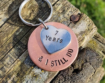 7 anni e lo faccio ancora Portachiavi con timbro a mano Marito Moglie Regali per uomini Il suo 7° anniversario di matrimonio Cuore Portachiavi in rame personalizzato Amore