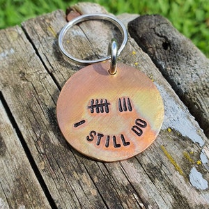 Portachiavi con marchio di conteggio degli 8 anni, regali per marito e moglie, per uomini e donne, 8° anniversario di matrimonio, portachiavi personalizzato con scritta "I Still Do"