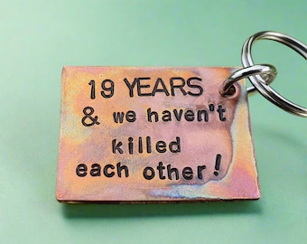 Porte-clés anniversaire de mariage 19 ans, cadeau amusant pour mari ou femme, cadeau d'anniversaire de mariage en bronze de 19 ans, porte-clés personnalisé estampé à la main