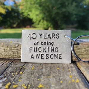 40 JAAR FUCKING AWESOME grappige cadeaus voor hem sleutelhanger sleutelhanger brutaal 40e verjaardag nieuwigheid offensief onbeleefd cadeau vrienden 50e 30e
