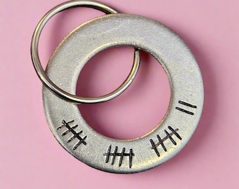 17 Jahre Tally Mark 17. Hochzeitstag Geschenke für ihn ihre personalisierte Geschenk Mann Frau Schlüsselbund Freund Schlüsselring Hand gestempelt