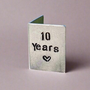 Biglietto d'auguri in miniatura fatto a mano per i 10 anni, 10° anniversario di matrimonio, piccolo libro in alluminio personalizzato per marito e moglie, in metallo, con timbro a mano