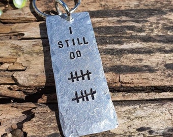 Handgefertigter Aluminium Schlüsselanhänger zum 10-jährigen Jubiläum: Tally Mark 'I STILL DO 'Geschenk 10 Jahre Zinn Jubiläum Schlüsselanhänger Personalisiert