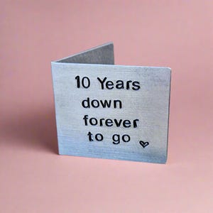 10 ans plus tard, toujours à emporter, carte faite main en métal pour le 10e anniversaire de mariage