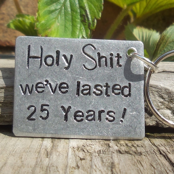 Holy Shit We've Lasted 25 YEARS, 25. Hochzeitstag, schenkt ihm ihren lustigen, personalisierten Ehefrau-Schlüsselanhänger „I Love You Husband“-Schlüsselanhänger als Scherz