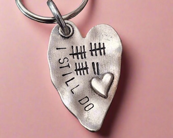 Porte-clés 17e anniversaire que je fais encore 17 ans Tally Mark coeur porte-clés cadeaux pour mari femme estampé fait main traditionnel