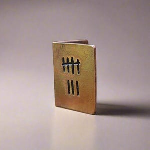 Tally Mark 8 - Biglietto d'auguri in miniatura con timbro a mano, 8° anniversario di matrimonio, biglietto minuscolo realizzato a mano, personalizzato, per marito e moglie, bronzo