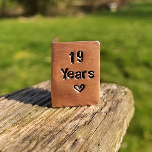 19 jaar met de hand gestempelde miniatuur verjaardagskaart 19e huwelijksverjaardag kleine koperen kaart Handgemaakt gepersonaliseerde man vrouw aangepast