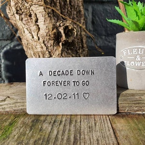 Un decennio giù per sempre da andare INSERTO PORTAFOGLIO Regali per uomini e donne 10° anniversario di matrimonio Personalizzato per lui e per lei Regali in latta di alluminio 10 ANNI