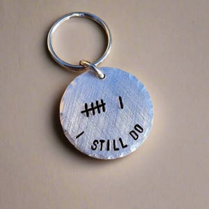 Portachiavi con 6 simboli di riconoscimento, regali per marito e moglie, per uomini e donne, 6° anniversario di matrimonio, portachiavi personalizzato con la scritta &quot;I Still Do&quot; e timbro a mano.