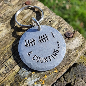 TALLY Mark 11 Jahre und Zählen Schlüsselanhänger 11. Hochzeitstag Geschenke für Männer Ihre personalisierte Geschenk Mann Frau Schlüsselbund Hand gestempelt