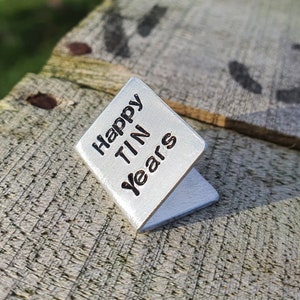 Carte d'anniversaire miniature faite main Happy Tin Years 10e anniversaire de mariage petite carte en métal estampée à la main artisanal personnalisé mari femme