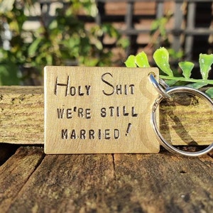 Massief messing HOLY SHIT We're Still MARRIED-sleutelhanger 21e huwelijksverjaardagscadeaus Gepersonaliseerde geschenken Gouden man en vrouw 50e sleutelhanger