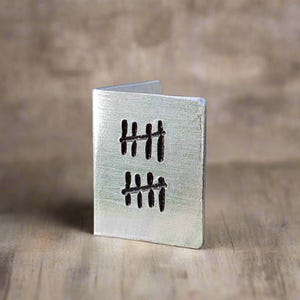 Carte d'anniversaire miniature faite main Tally Mark 10 10e anniversaire de mariage petite carte en métal estampée à la main personnalisé mari femme