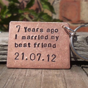 7 anni fa ho sposato il mio migliore amico. Regalo per il settimo anniversario di matrimonio in rame massiccio per lui e per lei. Regali su misura per marito e moglie. Settimo portachiavi.