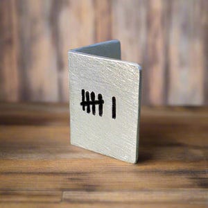 Tally Mark 6 Miniatura fatta a mano Biglietto per il 6° anniversario di matrimonio Biglietto in metallo minuscolo con timbro a mano, realizzato artigianalmente, personalizzato, in stile ferro, marito e moglie