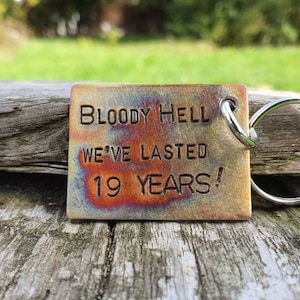BLOODY HELL We bestaan 19 jaar met de hand gestempelde sleutelhanger man vrouw cadeaus voor hem haar 19e bronzen verjaardag liefde bruiloft sleutelhanger grappig