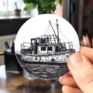 Fartyg | Premiumklistermärke | Vinyl 7,5 cm | Penna och bläckkonst | Handritad | Nr 52