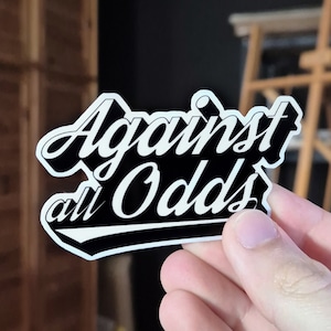 Contro ogni previsione / Adesivo Premium / Vinile 3''x2'' / Arte con penna e inchiostro / Citazione ispiratrice / Design disegnato a mano
