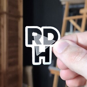 Autocollant logo noir et blanc RDH | autocollant premium | Vinyle 1,5'' | Art à la plume et à l'encre | Conception dessinée à la main