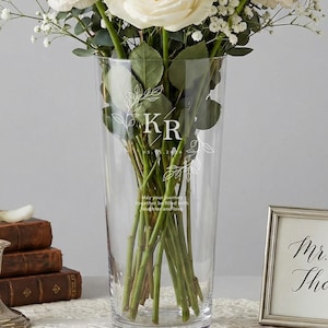 Jarrón de vidrio grabado personalizado, regalo de boda personalizado, jarrón de aniversario, jarrón floral de 30 cm con nombre y fecha de la pareja, recuerdo grabado a mano. imagen 1
