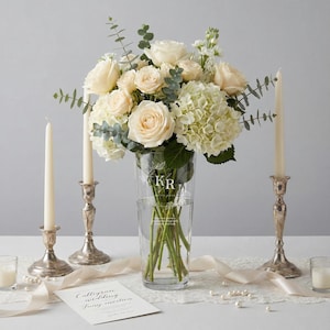 Jarrón de vidrio grabado personalizado, regalo de boda personalizado, jarrón de aniversario, jarrón floral de 30 cm con nombre y fecha de la pareja, recuerdo grabado a mano. imagen 4