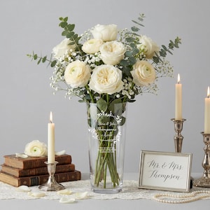 Jarrón de vidrio grabado personalizado, regalo de boda y aniversario personalizado, jarrón floral de 30 cm, recuerdo de compromiso de pareja grabado a mano. imagen 5