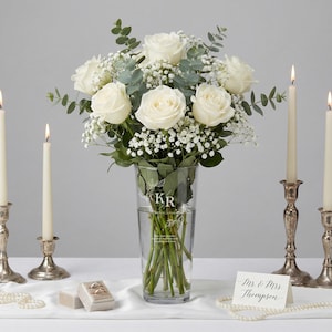 Jarrón de vidrio grabado personalizado, regalo de boda personalizado, jarrón de aniversario, jarrón floral de 30 cm con nombre y fecha de la pareja, recuerdo grabado a mano. imagen 7
