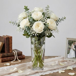 Jarrón de vidrio grabado personalizado, regalo de boda personalizado, jarrón de aniversario, jarrón floral de 30 cm con nombre y fecha de la pareja, recuerdo grabado a mano. imagen 5