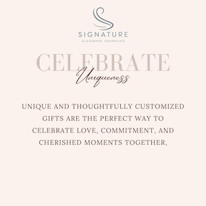 Puede incluir: Gr&aacute;fico beige claro con el texto "SIGNATURE GLASSWARE ENGRAVING" y "CELEBRATE Uniqueness". El texto de abajo dice: "LOS REGALOS &Uacute;NICOS Y CUIDADOSAMENTE PERSONALIZADOS SON LA MANERA PERFECTA DE CELEBRAR EL AMOR, EL COMPROMISO Y LOS MOMENTOS PRECIADOS JUNTOS,"