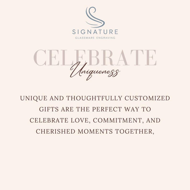 Puede incluir: Gr&aacute;fico beige claro con el texto "SIGNATURE GLASSWARE ENGRAVING" y "CELEBRATE Uniqueness". El texto de abajo dice: "LOS REGALOS &Uacute;NICOS Y CUIDADOSAMENTE PERSONALIZADOS SON LA MANERA PERFECTA DE CELEBRAR EL AMOR, EL COMPROMISO Y LOS MOMENTOS PRECIADOS JUNTOS,"
