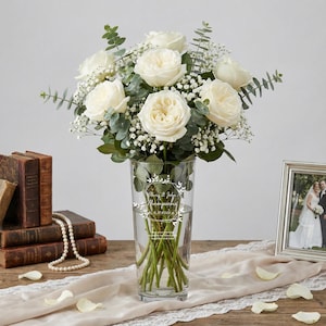 Jarrón de vidrio grabado personalizado, regalo de boda y aniversario personalizado, jarrón floral de 30 cm, recuerdo de compromiso de pareja grabado a mano. imagen 4