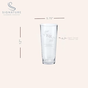 Puede incluir: Un vaso alto y transparente de 30,48 cm de altura y 14,61 cm de ancho. El vaso est&aacute; grabado con las iniciales "KR" y detalles florales. El texto en el vaso dice: "Wishing you a lifetime of moments, and good memories together."