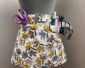 Floral garden apron~ floral craft apron with pockets ~ garden apron~ floral garden apron~ floral task apron ~ craft apron~ladies  apron