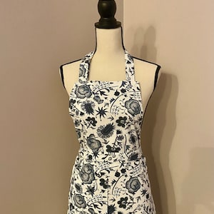 Blue gray Floral apron ~floral print apron~ white floral apron~ blue gray apron~chef apron~baking apron~ apron with flowers ~ mom gift