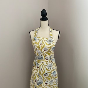 Floral apron ~floral print apron~ blue floral apron~ everyday  apron~bib apron~ladies apron~ apron with flowers ~ mother’s day  gift