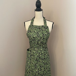 Sparkly Christmas apron~ green mistletoe apron ~ gift for her~Christmas brunch apron~ holiday apron~ Christmas gift~ stocking stuffer