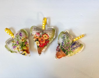 Cœurs en tissu floral ~ Garnitures de bol de ferme rustique ~ coeurs sur le thème du jardin ~ coeurs gonflés ~ coeurs floraux ~ décoration coeurs ~ coeurs avec fleurs