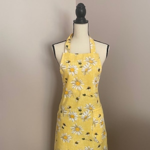 Bee apron~  yellow bee apron~ honey bee apron~ chef apron~ daisy apron~ flowers and bees gardener apron~bumble bee apron ~ bees gift for her