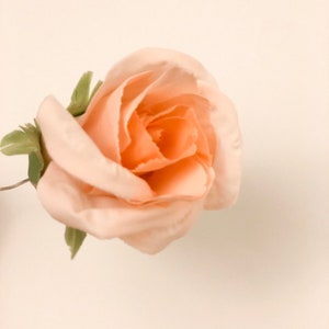 Edible roses cake topper made out of sugar. edible decor for cake perfect for wedding cakes or birthday cakes