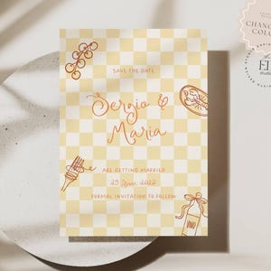 Modelo de cartão de reserva de data com tema italiano xadrez para casamento, ilustração de comida peculiar desenhada à mão, convite rabiscado à mão 095