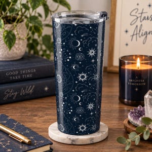 Celestial 20 oz Tumbler, Måne och stjärnor resemugg, Marinblå astrologimugg, Konstellationsmugg, Celestial present till kvinnor