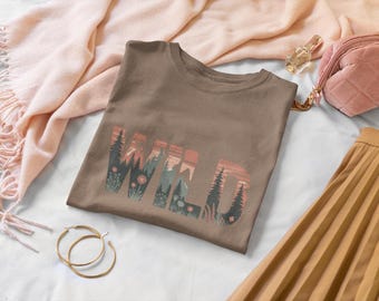 Camiseta WILD Outdoors, Amante de atividades ao ar livre, Presente para Amantes de atividades ao ar livre, Camiseta unissex tingida em tecido
