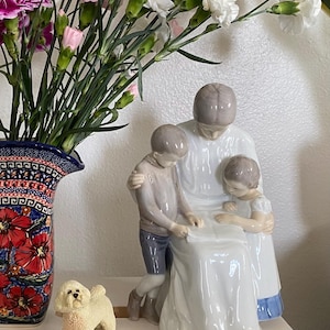 Vintage Bing & Grondahl Mother and Children #1644 Porcelain Figurine. Excellent.