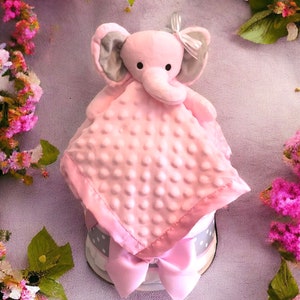 Gâteau de couches éléphant rose avec couverture de sécurité, éléphant rose, éléphant brodé, cadeau de baby shower, pièce maîtresse de baby shower image 2