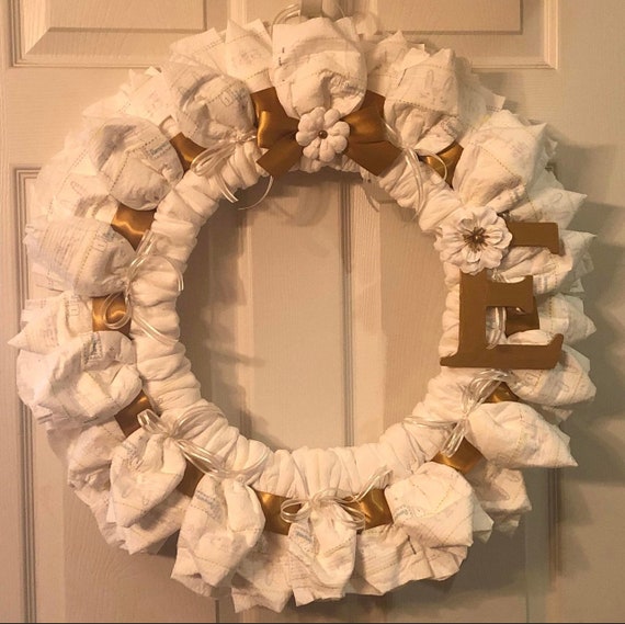 DIY Diaper Wreath (DIY baby shower decoration)