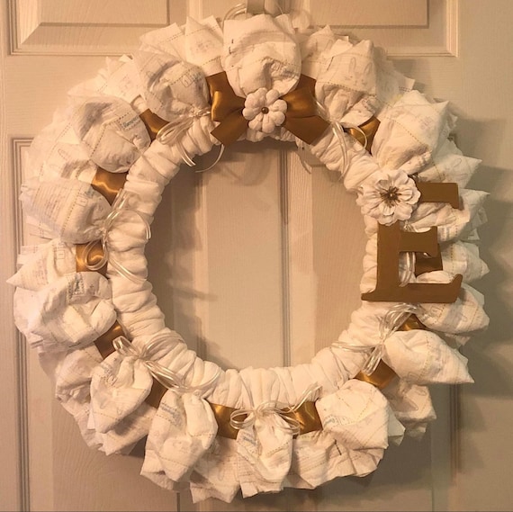 DIY Diaper Wreath (DIY baby shower decoration)