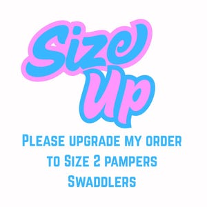 Op de afbeelding: Roze en blauwe afbeelding met de tekst "Size Up" en de woorden "Graag mijn bestelling upgraden naar maat 2 Pampers Swaddlers".