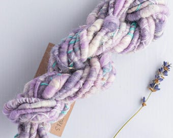 Fliederfarbene recycelte Art Yarns.